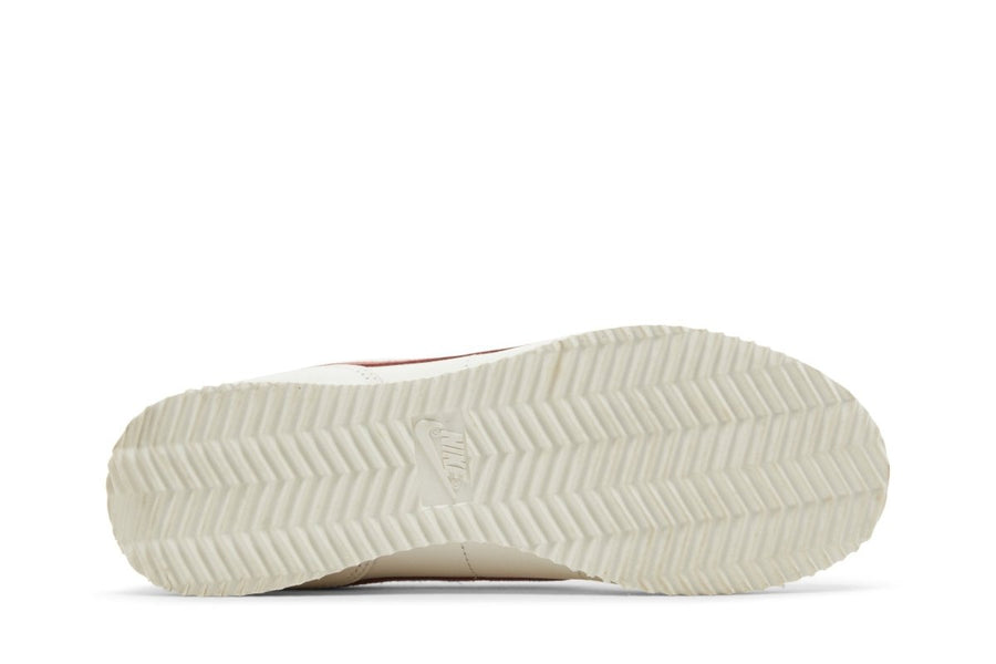 Vista traseira do Nike Nike Cortez Valentine's Day mostrando calcanheira e detalhes do solado