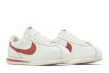Vista frontal do Nike Nike Cortez Valentine's Day mostrando biqueira e costuras