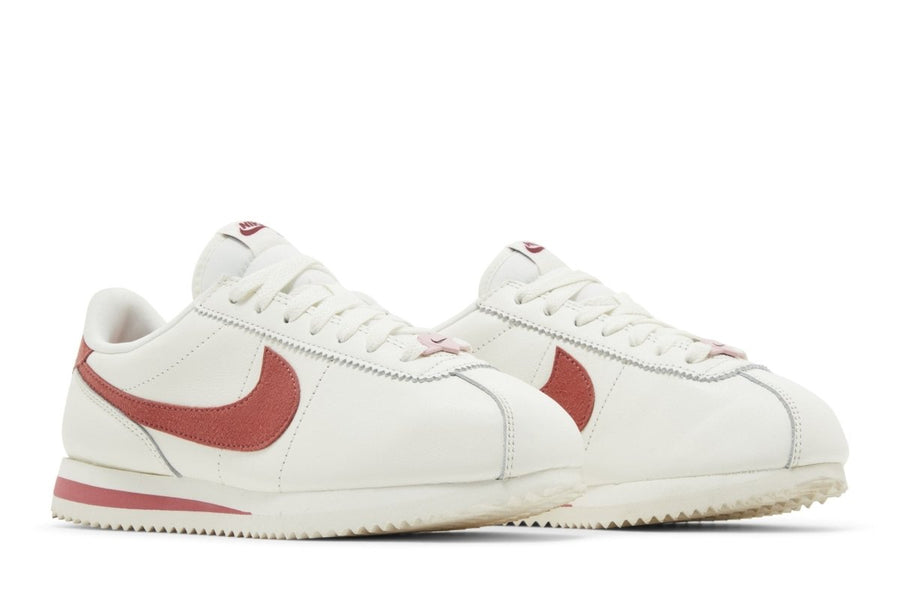 Vista frontal do Nike Nike Cortez Valentine's Day mostrando biqueira e costuras