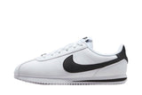 Vista lateral do Nike Nike Cortez White Black mostrando design do cabedal e logo da marca