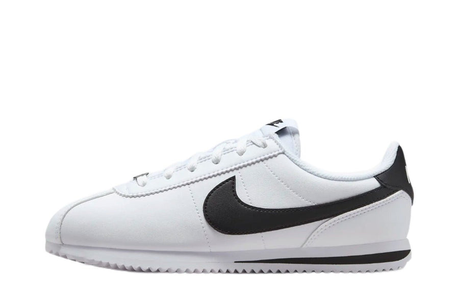 Vista lateral do Nike Nike Cortez White Black mostrando design do cabedal e logo da marca
