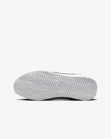 Vista traseira do Nike Nike Cortez White Black mostrando calcanheira e detalhes do solado
