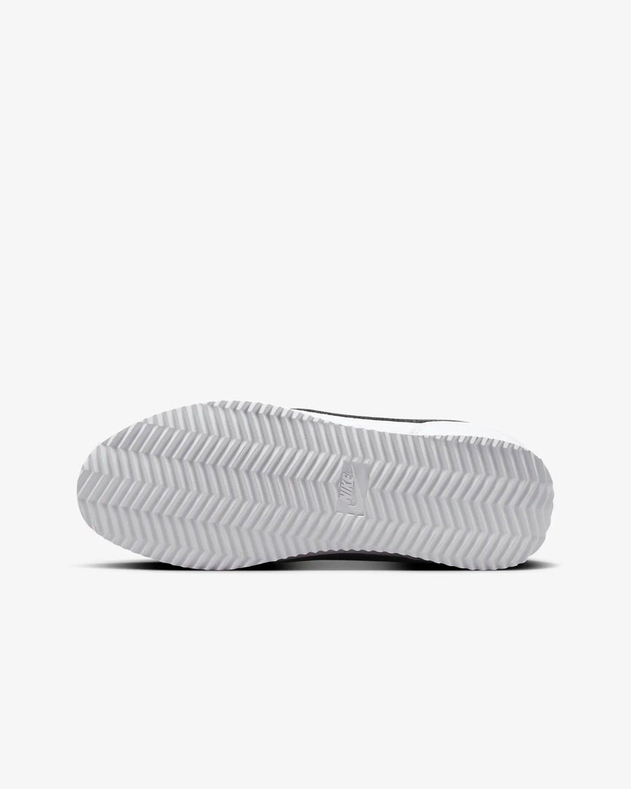 Vista traseira do Nike Nike Cortez White Black mostrando calcanheira e detalhes do solado