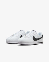 Vista frontal do Nike Nike Cortez White Black mostrando biqueira e costuras