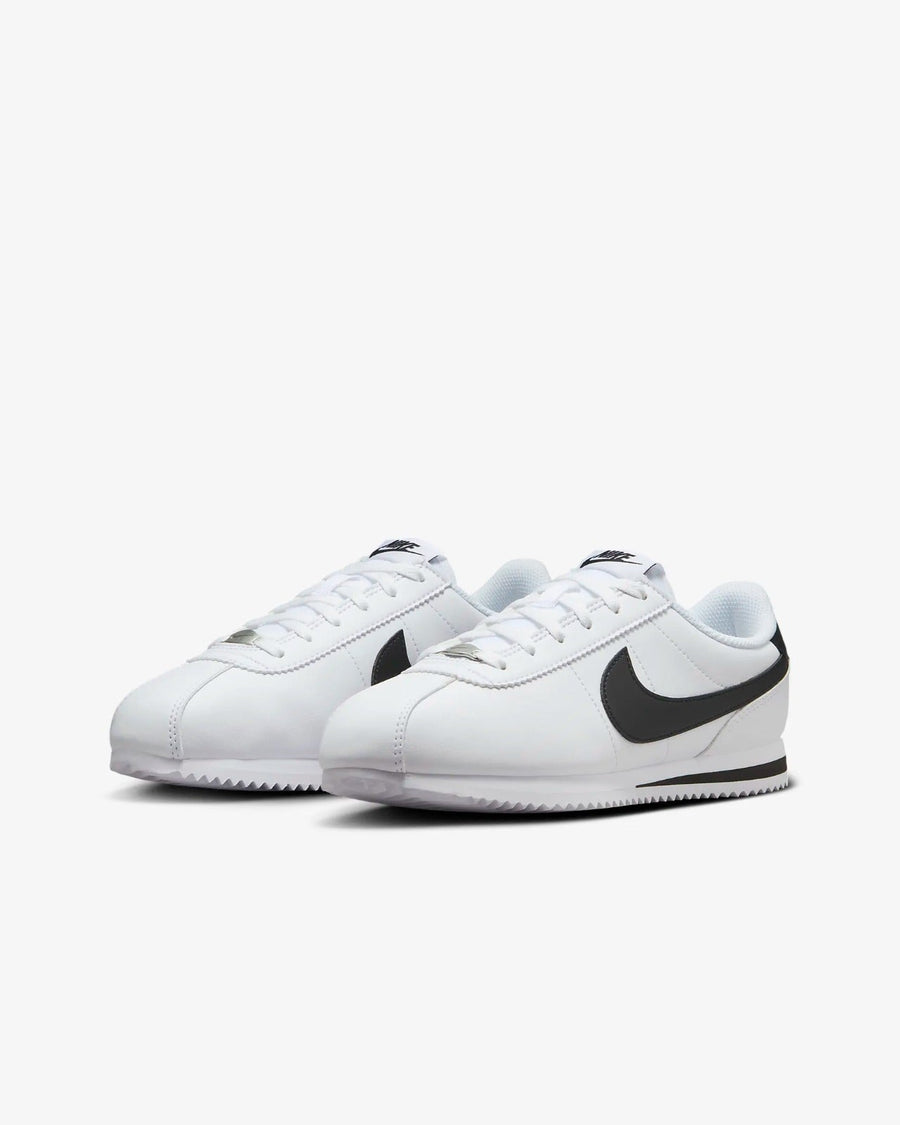 Vista frontal do Nike Nike Cortez White Black mostrando biqueira e costuras