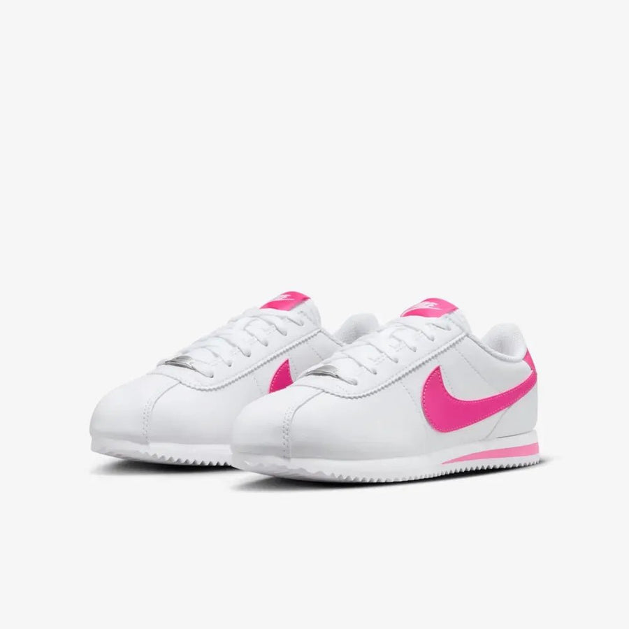 Vista frontal do Nike Nike Cortez White Laser Fuchsia mostrando biqueira e costuras