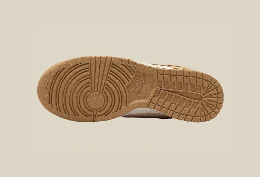 Vista traseira do Nike Nike Dunk Low Flax Suede mostrando calcanheira e detalhes do solado