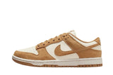 Vista lateral do Nike Nike Dunk Low Flax Suede mostrando design do cabedal e logo da marca