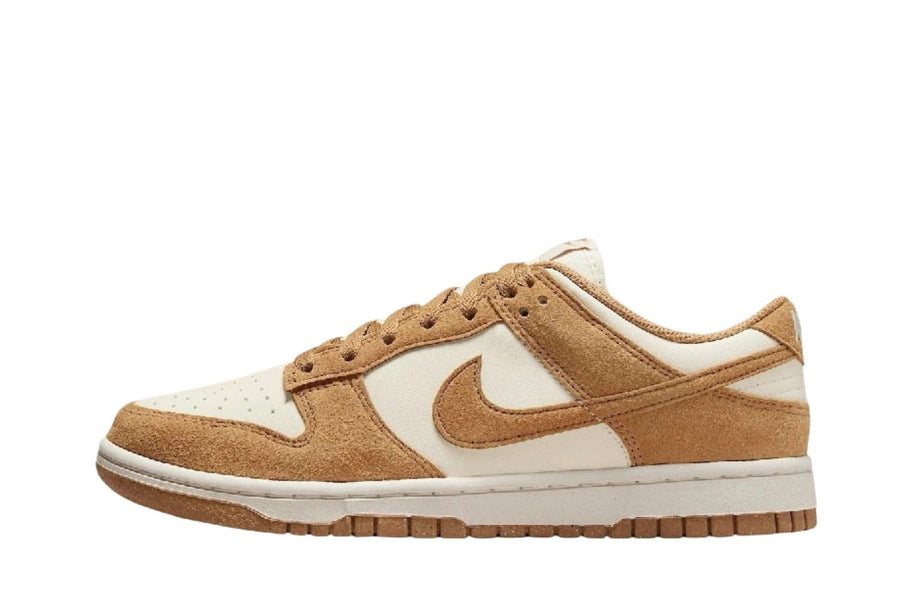 Vista lateral do Nike Nike Dunk Low Flax Suede mostrando design do cabedal e logo da marca