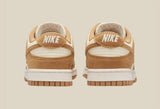 Vista superior do Nike Nike Dunk Low Flax Suede mostrando abertura, lingueta e cadarços
