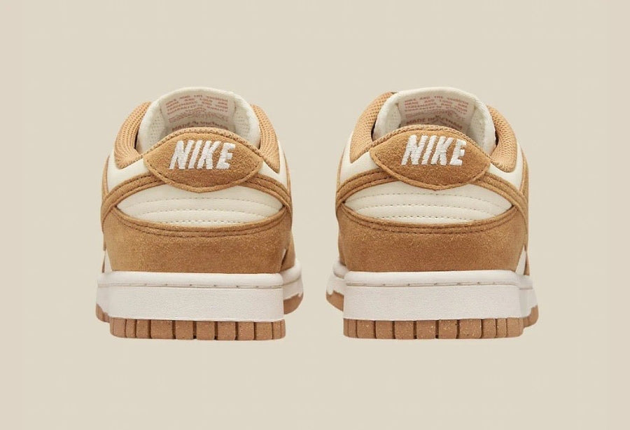 Vista superior do Nike Nike Dunk Low Flax Suede mostrando abertura, lingueta e cadarços