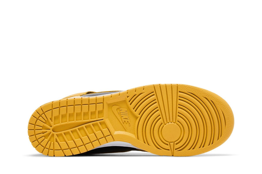 Vista traseira do Nike Nike Dunk High x Wu Tang Clan Black and Pollen mostrando calcanheira e detalhes do solado