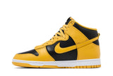 Vista lateral do Nike Nike Dunk High x Wu Tang Clan Black and Pollen mostrando design do cabedal e logo da marca