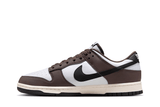 Vista lateral do Nike Nike Dunk Low Baroque Brown mostrando design do cabedal e logo da marca