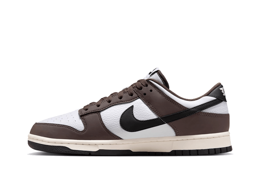 Vista lateral do Nike Nike Dunk Low Baroque Brown mostrando design do cabedal e logo da marca