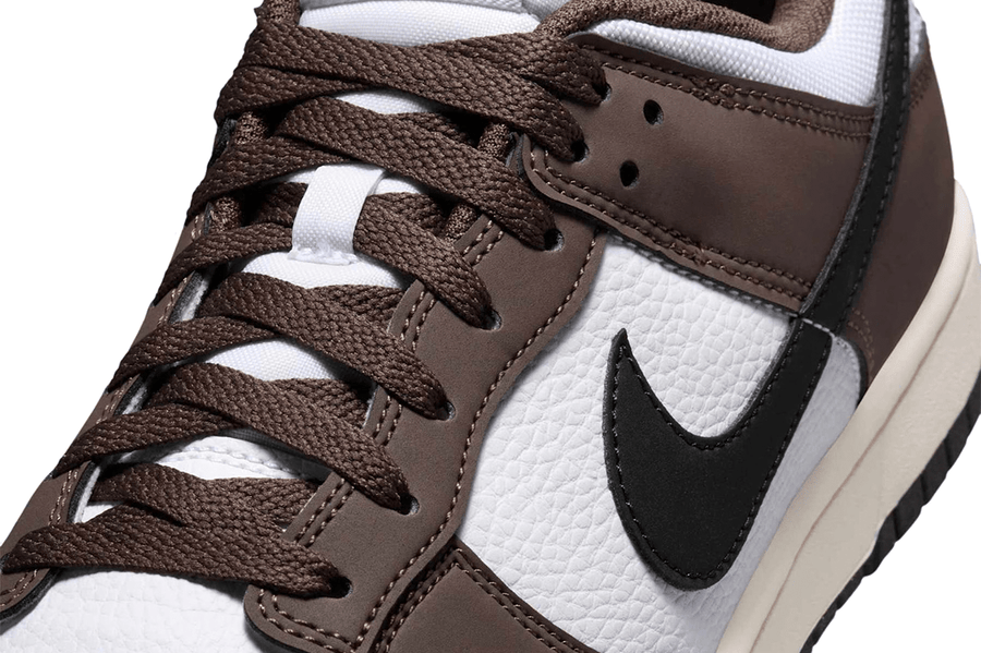 Vista em detalhe do Nike Nike Dunk Low Baroque Brown mostrando textura do material e acabamento