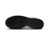 Vista traseira do Nike Nike Dunk Low Baroque Brown mostrando calcanheira e detalhes do solado