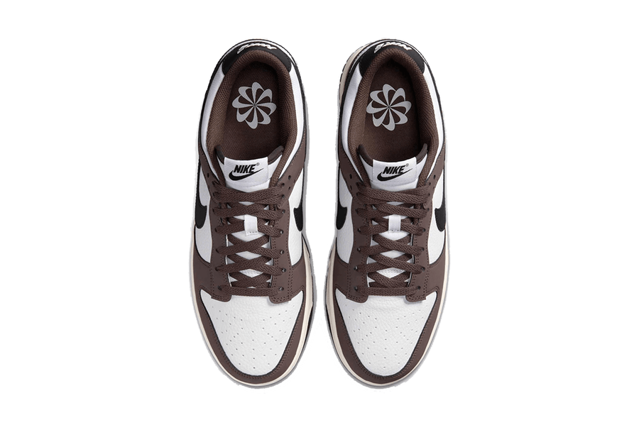 Vista superior do Nike Nike Dunk Low Baroque Brown mostrando abertura, lingueta e cadarços