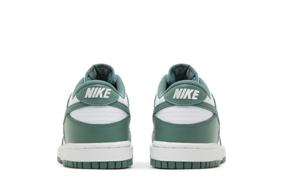 Vista superior do Nike Nike Dunk Low Bicoastal mostrando abertura, lingueta e cadarços