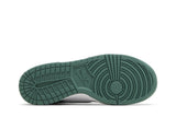 Vista traseira do Nike Nike Dunk Low Bicoastal mostrando calcanheira e detalhes do solado