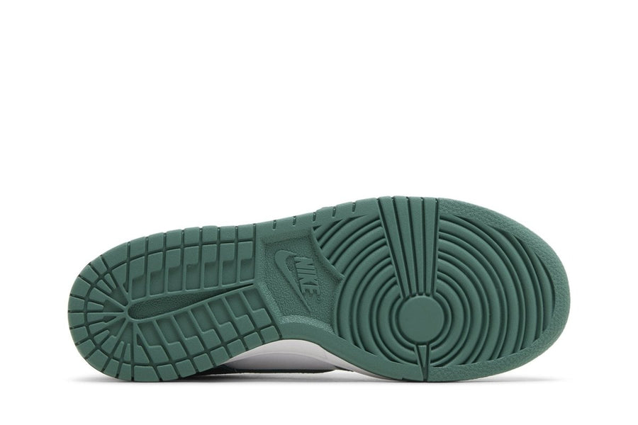 Vista traseira do Nike Nike Dunk Low Bicoastal mostrando calcanheira e detalhes do solado