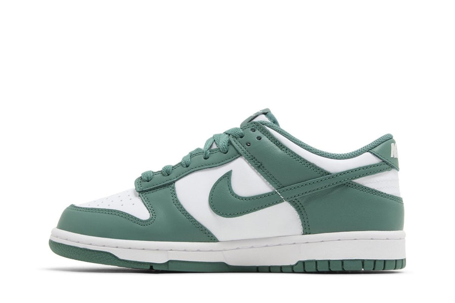 Vista lateral do Nike Nike Dunk Low Bicoastal mostrando design do cabedal e logo da marca
