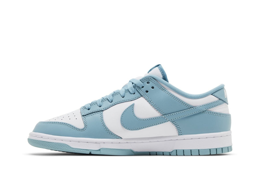 Vista lateral do Nike Nike Dunk Low Denim Turquoise mostrando design do cabedal e logo da marca