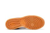 Vista traseira do Nike Nike Dunk Low Desert Berry mostrando calcanheira e detalhes do solado