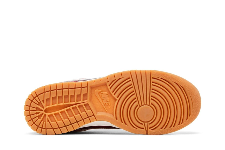 Vista traseira do Nike Nike Dunk Low Desert Berry mostrando calcanheira e detalhes do solado