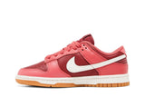 Vista lateral do Nike Nike Dunk Low Desert Berry mostrando design do cabedal e logo da marca