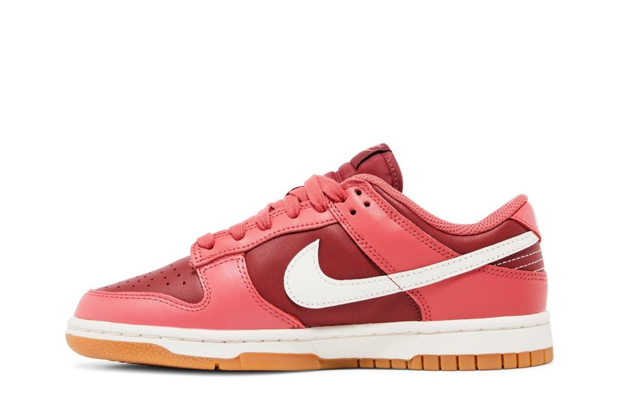 Vista lateral do Nike Nike Dunk Low Desert Berry mostrando design do cabedal e logo da marca