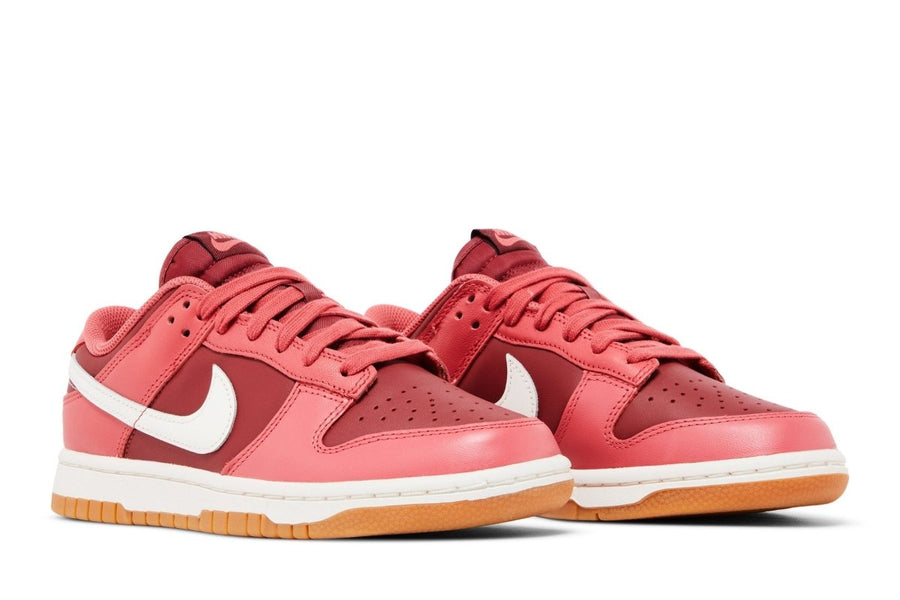 Vista frontal do Nike Nike Dunk Low Desert Berry mostrando biqueira e costuras
