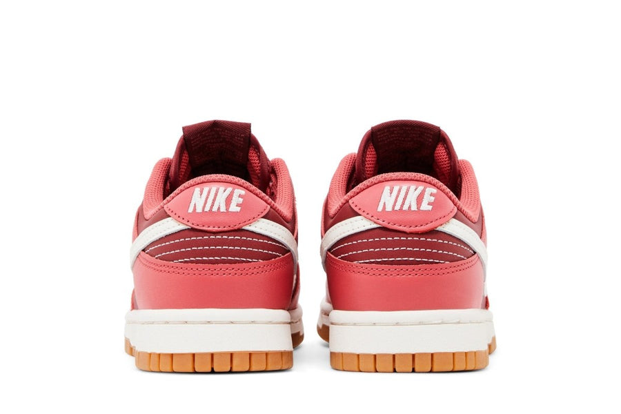 Vista superior do Nike Nike Dunk Low Desert Berry mostrando abertura, lingueta e cadarços