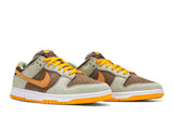 Vista frontal do Nike Nike Dunk Low Dusty Olive mostrando biqueira e costuras