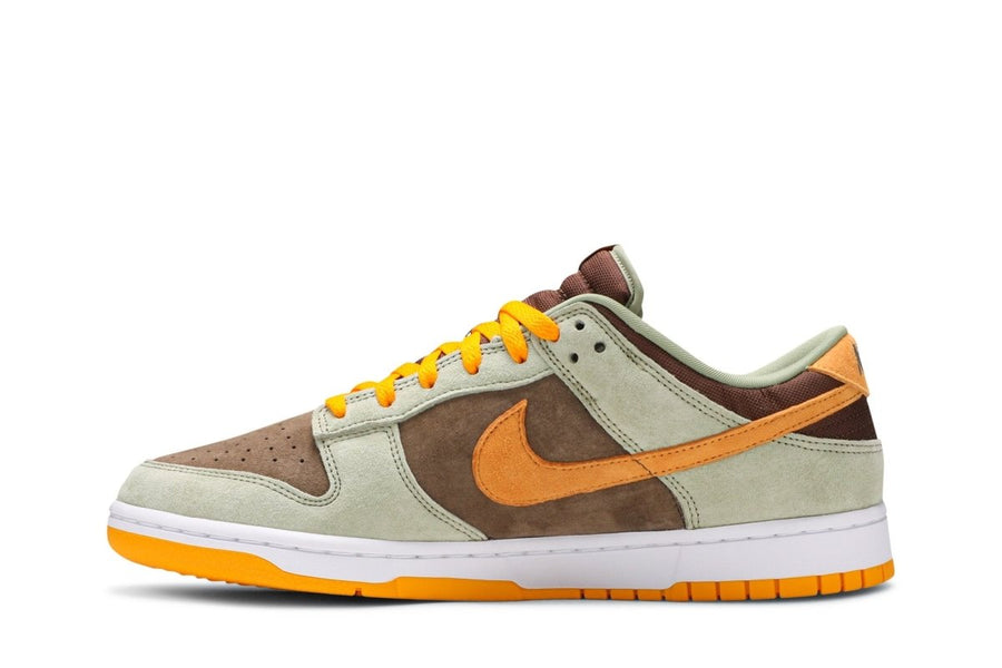 Vista lateral do Nike Nike Dunk Low Dusty Olive mostrando design do cabedal e logo da marca