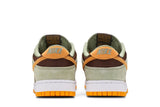 Vista superior do Nike Nike Dunk Low Dusty Olive mostrando abertura, lingueta e cadarços