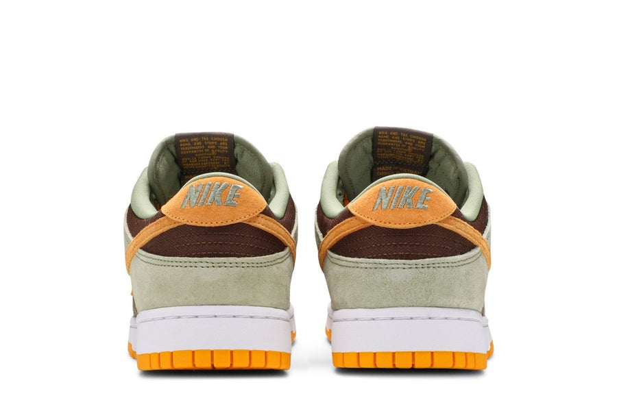 Vista superior do Nike Nike Dunk Low Dusty Olive mostrando abertura, lingueta e cadarços