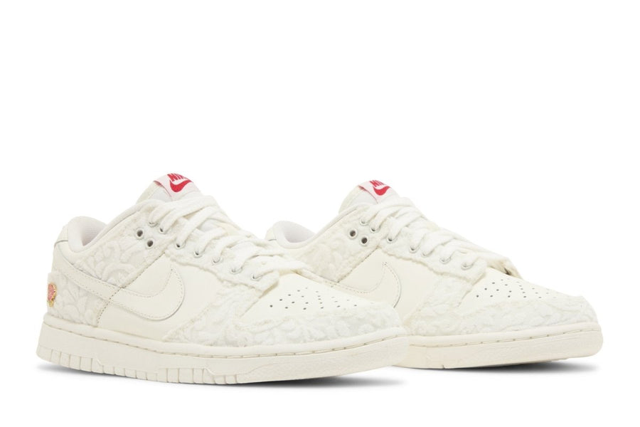 Vista frontal do Nike Nike Dunk Low Give Her Flowers mostrando biqueira e costuras