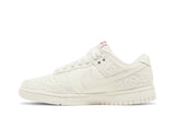 Vista lateral do Nike Nike Dunk Low Give Her Flowers mostrando design do cabedal e logo da marca