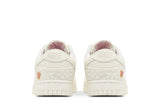 Vista superior do Nike Nike Dunk Low Give Her Flowers mostrando abertura, lingueta e cadarços