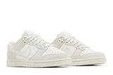 Vista frontal do Nike Nike Dunk Low Iridescent Swoosh mostrando biqueira e costuras