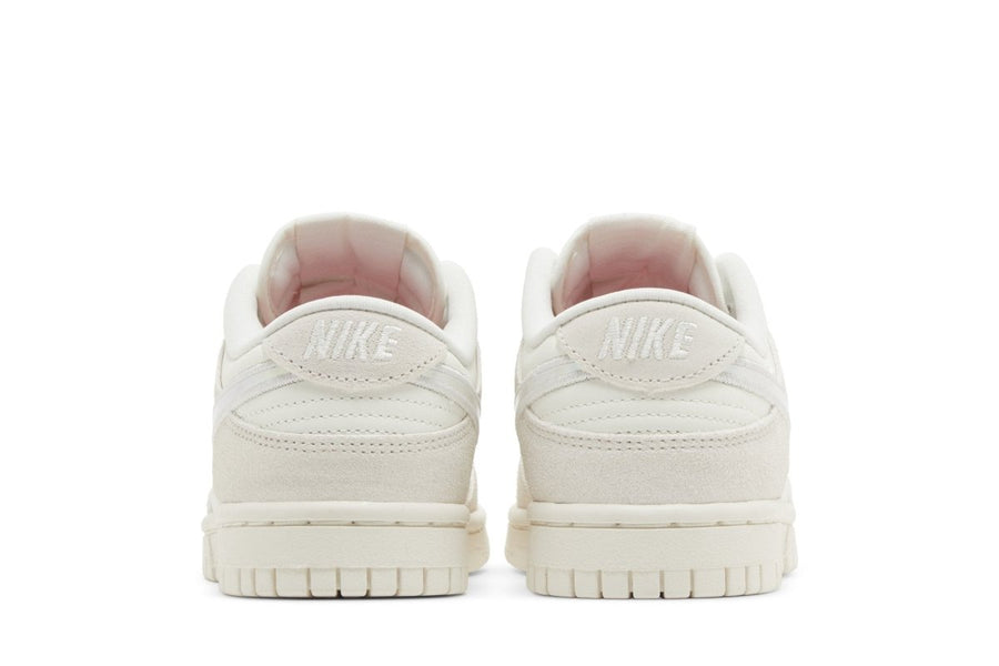 Vista superior do Nike Nike Dunk Low Iridescent Swoosh mostrando abertura, lingueta e cadarços