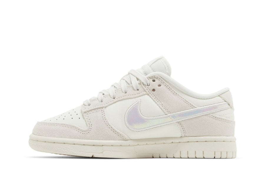 Vista lateral do Nike Nike Dunk Low Iridescent Swoosh mostrando design do cabedal e logo da marca