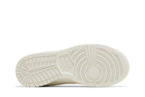 Vista traseira do Nike Nike Dunk Low Iridescent Swoosh mostrando calcanheira e detalhes do solado