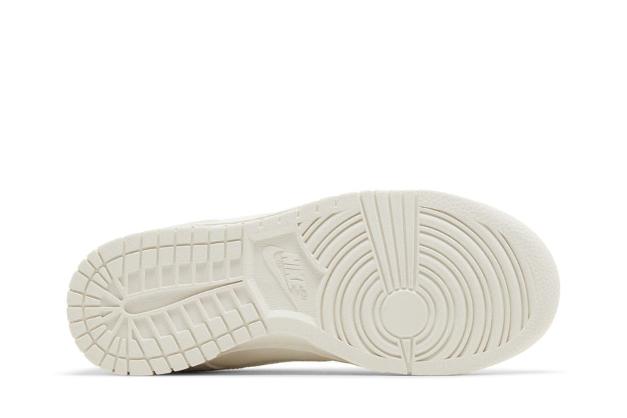 Vista traseira do Nike Nike Dunk Low Iridescent Swoosh mostrando calcanheira e detalhes do solado