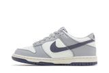 Vista lateral do Nike Nike Dunk Low Light Carbon mostrando design do cabedal e logo da marca