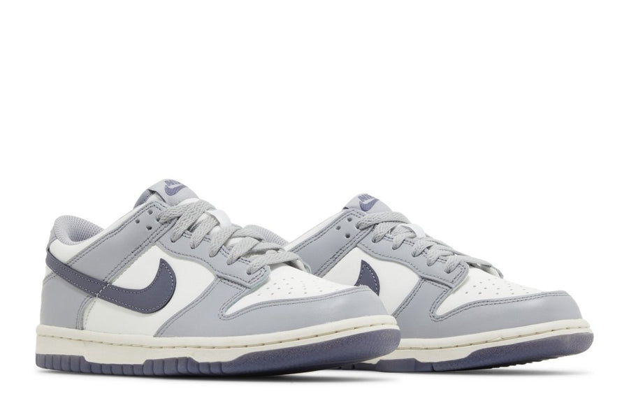 Vista frontal do Nike Nike Dunk Low Light Carbon mostrando biqueira e costuras