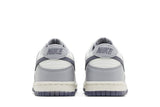 Vista superior do Nike Nike Dunk Low Light Carbon mostrando abertura, lingueta e cadarços