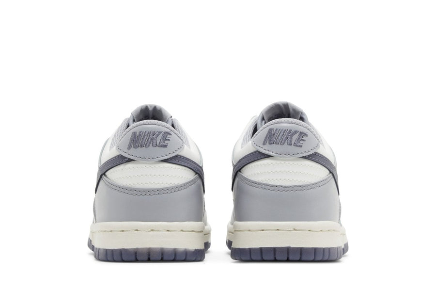 Vista superior do Nike Nike Dunk Low Light Carbon mostrando abertura, lingueta e cadarços