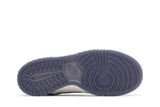 Vista traseira do Nike Nike Dunk Low Light Carbon mostrando calcanheira e detalhes do solado